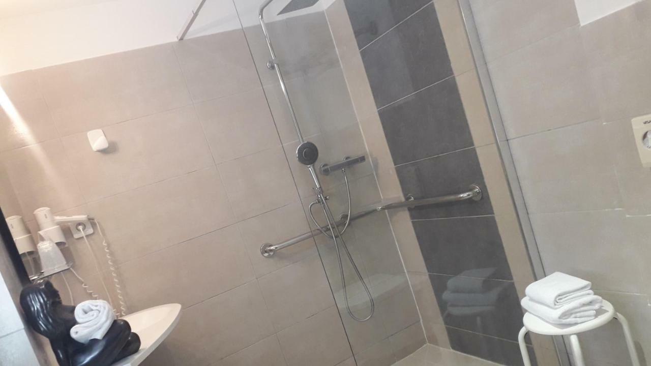 Hotel De La 2*