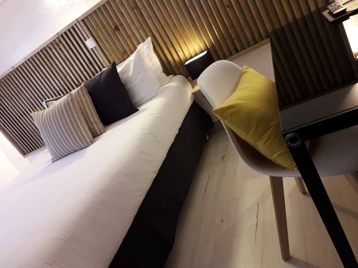Hotel De La 2*